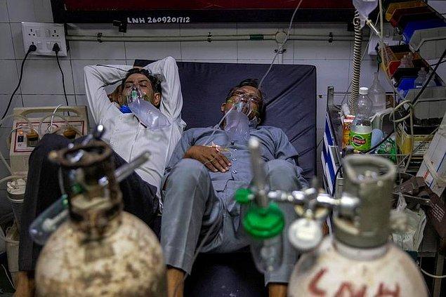 17. Danish Siddiqui imzalı fotoğrafta Hindistan'ın Yeni Delhi şehrinde COVID hastaları tedavi görüyor.