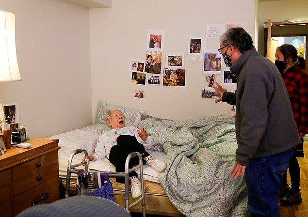 22. Lindsey Wasson'dan pandemiden dolayı oğlunu ve yeğenini aylar sonra ilk defa gören 98 yaşındaki Yoshia Uomoto'nun tepkisi karelendi.