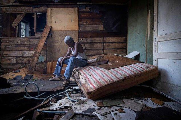 26. Adrees Latif'den 70 yaşındaki Theophilus Charles'ın Ida Kasırgası sonrası ağır zarar gören evinde görüntülendi.