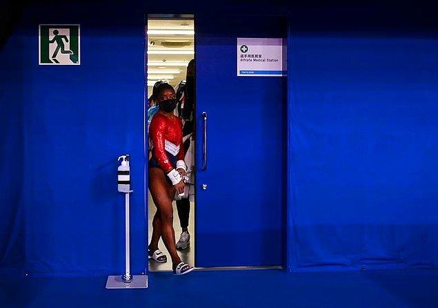 45. Dylan Martinez'den Tokyo Olimpiyatları'nda görüntülenen Simone Biles bir sağlık çadırından ayrılıyor.