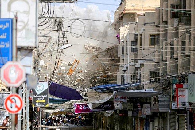 49. Ibraheem Abu Mustafa, İsrail'in Gazze şehrine düzenlediği bir hava saldırısını kareliyor.