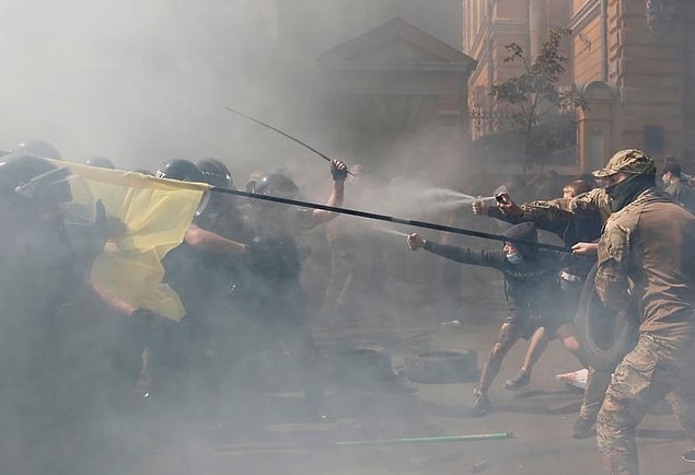 52. Serhii Nuzhnenko'dan Kiev, Ukrayna'daki Cumhurbaşkanlığı Ofisi binası önünde düzenlenen protesto sırasında polis ile siviller çatışıyor.