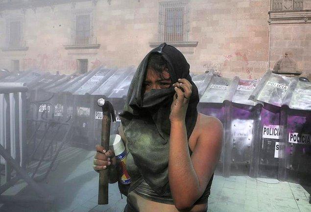 61. Meksikalı bir kadın, öldürülen Victoria Salazar için düzenlenen protesto sırasında çekiç tutarak kendini koruyor, Raquel Cunha.