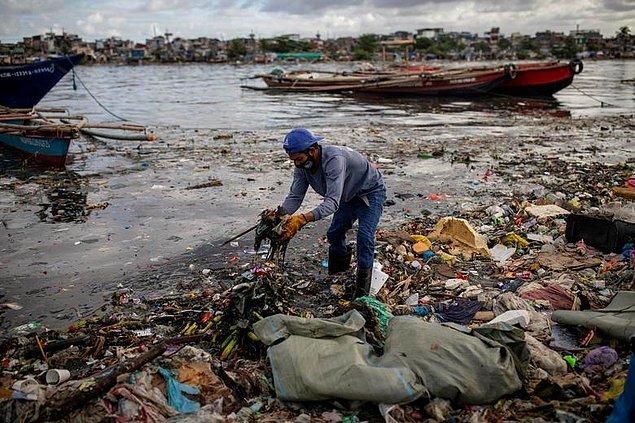 66. River Warriors'ın bir üyesi olan Argie Aguirre, Filipinler'deki Pasig Nehri'nden çöp topluyor, Eloisa Lopez.