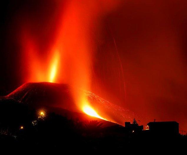 79. Kanarya Adası'nda bir yanardağın patlamasının ardından lav ve duman havaya yükseliyor, Jon Nazca.