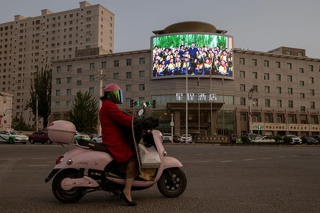 83. Dev ekran, Çin Devlet Başkanı Xi Jinping'in Çin'in Xinjiang Uygur Özerk Bölgesi, Hotan'daki bir trafik kavşağında gösteriyor, Thomas Peter.