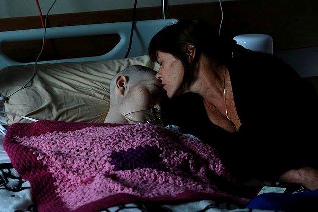 85. Marisa Ford COVID salgını sırasında 15 yaşındaki kanser hastası kızı Rebecca Zammit Lupi'yi odasında komada yatarken öpüyor, Darrin Zammit Lupi.