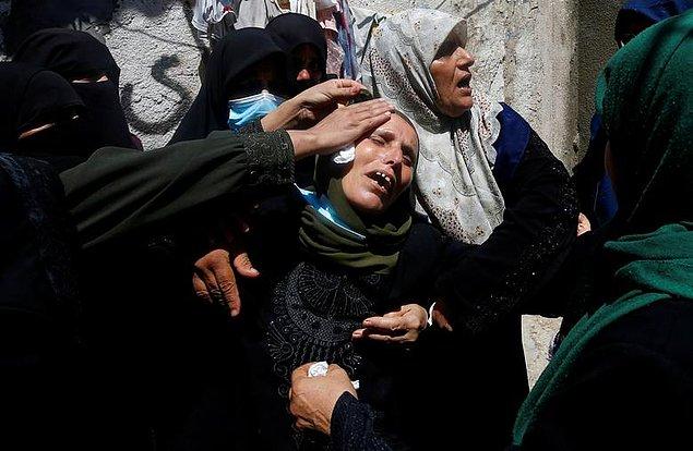 90. İsrail karşıtı bir protesto sırasında öldürülen Filistinli Usame Deeij'in annesi, cenaze töreninde ağlayarak ağıt yakıyor, Mohammed Salem.