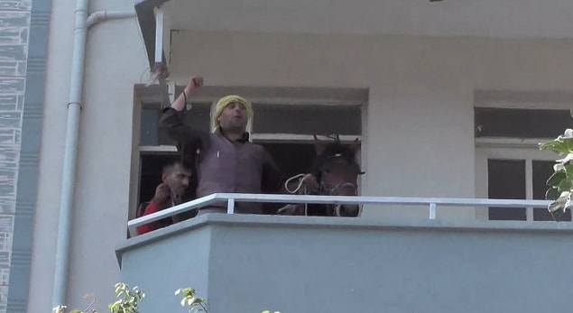 Bergama ilçesi Gaziosmanpaşa Mahallesi'nde oturan Burak ve Hatice Karataş çifti, hayatlarını birleştirme kararı aldı.