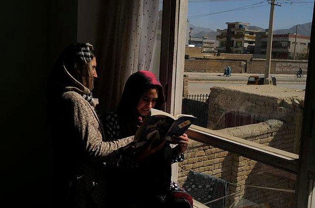 93. Zohra Bensemra perspektifinden 20 yaşındaki Hawa, kız kardeşiyle birlikte Kabil'deki evlerinde pencere pervazında kitap okuyor.