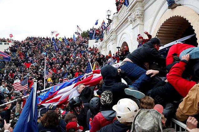 97. 6 Ocak'ta Trump destekçileri tarafından Kongre Binası'na yapılan saldırıdan bir görüntü, Shannon Stapleton.