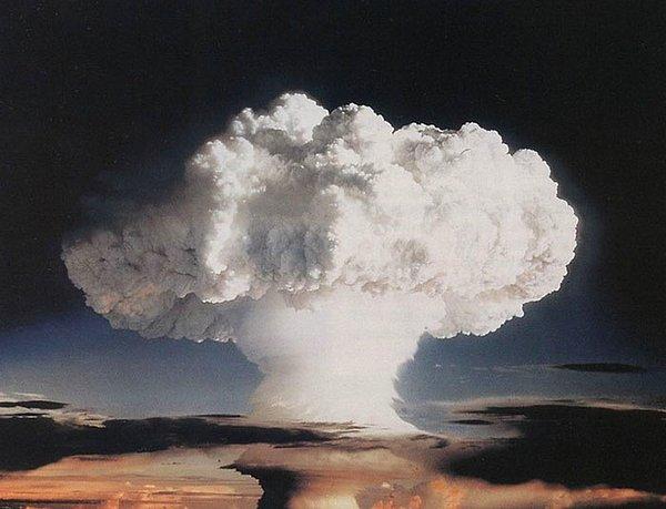 26. 1948 yılından Soğuk Savaş'ın sonuna kadar, nükleer silahların kullanılabileceği yaklaşık 5000 olasılık vardı.