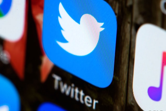 Kişilerin fotoğraflarını izin almaksızın paylaşmak genel olarak tüm sosyal medya platformlarında olan bir durum olsa da bu konuda ilk adım atan platform Twitter oldu.