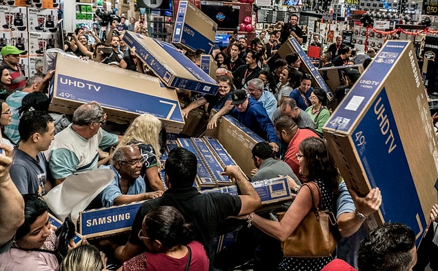 Tüm dünyada 26 Kasım günü gerçekleşen Black Friday indirimleri, bu senede satış rekorlarına imza attı.