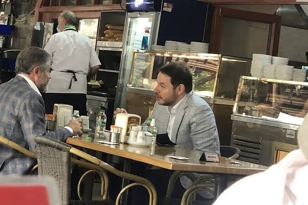 Ayrıca Nebati ile Albayrak aylar önce İstanbul Süleymaniye'de birlikte yemek yerken görüntülenmişti. O tarihten bu yana Nebati'nin ismi bakanlık için zikredilir olmuştu.