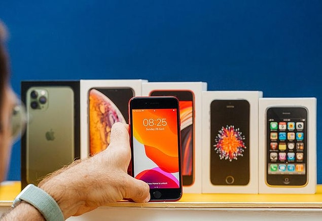 Apple'ın 'ucuz' iPhone modelleri için ayakta tuttuğu SE versiyonuna 2023 sonrasında yeni modeller gelip gelmeyeceği henüz belli değil.