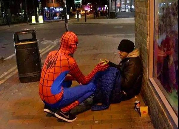12. "Kim olduğu asla öğrenilmeyen, Örümcek Adam kostümüyle akşam saatlerinde yardıma muhtaç ve evsiz insanlara yiyecek götüren kahraman"