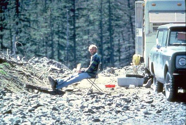 15. "St. Helens Yanardağını inceleyen 30 yaşındaki uzman David A. Johnston, yaklaşan patlamadan habersizce oturduğu bu fotoğrafın 13 saat sonrasında hayatını kaybetti."