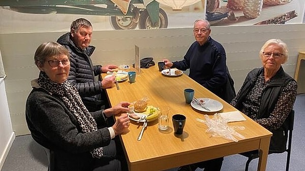 Импровизированная вечеринка: клиенты ели и смотрели телевизор после того, как остались ночевать в Ikea в Дании.