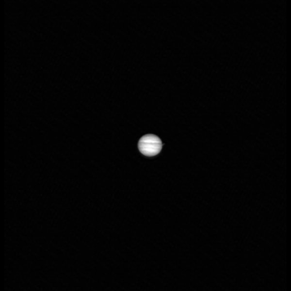 600 milyon kilometre uzaklıktan başarıyla Jüpiter'i görüntüleyen LRO, Satürn'ün Jüpiter'den daha sönük olması nedeniyle daha bulanık çekilebildi.