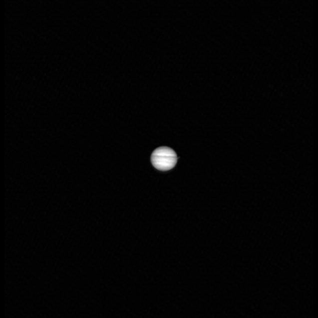600 milyon kilometre uzaklıktan başarıyla Jüpiter'i görüntüleyen LRO, Satürn'ün Jüpiter'den daha sönük olması nedeniyle daha bulanık çekilebildi.