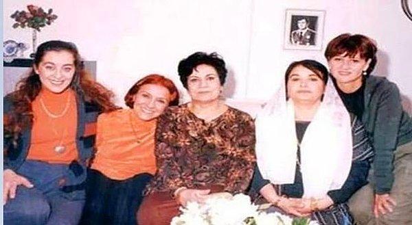 1993-1999 yılları arasında yayınlanan dram türündeki Türk televizyon dizisi Ferhunde Hanımlar, ekranların en uzun soluklu efsaneleşmiş dizilerden bir tanesi.