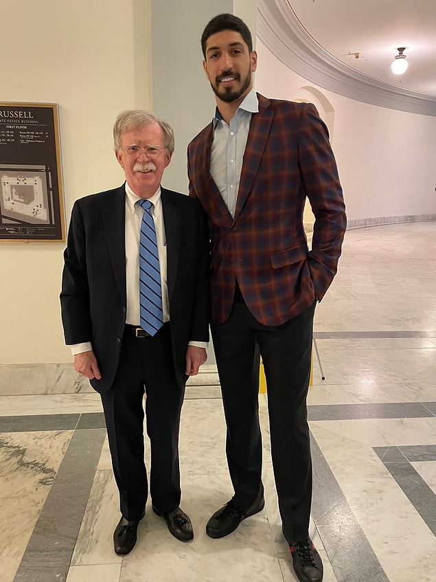 Örneğin ünlü basketbolcu geçtiğimiz Temmuz ayında, Irak Savaşı’nda önemli bir figür ve eski ABD Başkanı Donald Trump'ın Ulusal Güvenlik Danışmanı olan John Bolton ile görüşmek için Washington'a gitmişti.