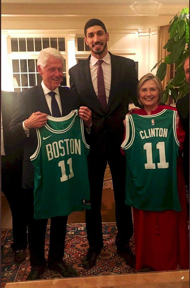 Tüm bunlara ek olarak ünlü basketbolcu 2019 yılında Bill ve Hillary Clinton ile görüşerek, Cumhurbaşkanı Recep Tayyip Erdoğan ve Türkiye hakkında konuşmuş ve ikiliye sırtında Clinton yazan iki Boston Celtics forması hediye etmişti.