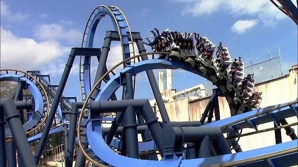 6. 2008'de, bir çocuk, Six Flags Over Georgia'da Batman treni çevresinde bulunan çitin üzerinden tırmandıktan sonra, kafası hareket halindeki bir parçayla kesildi.