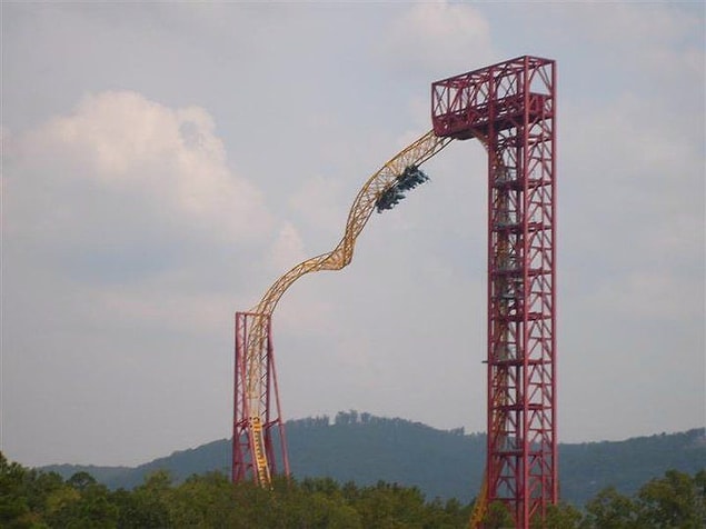 12. 2007'de, Arkansas'taki Magic Springs'te bulunan X-Coaster'da 12 yolcu, bir elektrik kesintisi sırasında 30 dakikadan fazla bir sürede havada baş aşağı asılı kaldı.