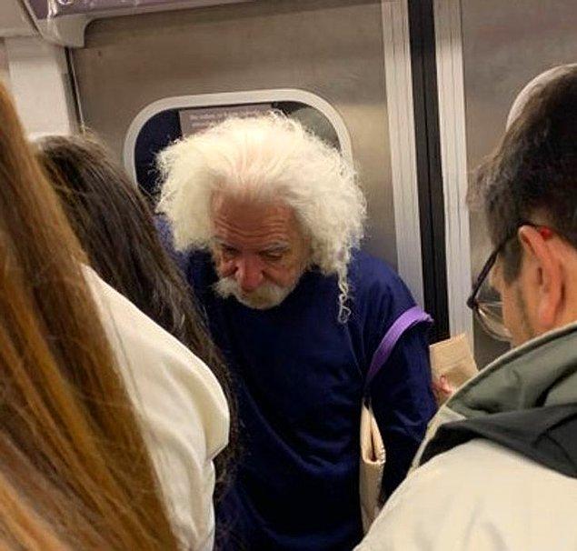 13. "Einstein zamanda yolculuğu başardı! (Buenos Aires'te bir metro.)"