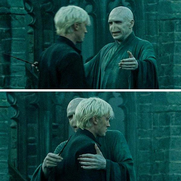 3. Serinin son filminde Voldemort'un Draco'ya sarıldığı sahne aslında senaryoda yoktu, izlerken oyuncuların da neye uğradığını şaşırdıklarını fark edebilirsiniz. 😂