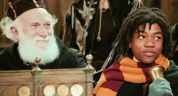 7. Oyuncu Tom Felton'ın büyükbabası Nigel Anstey filmin ilk kısmında ismi bilinmeyen bir Hogwarts profesörü olarak kısa süreliğine karşımıza çıkmıştı.