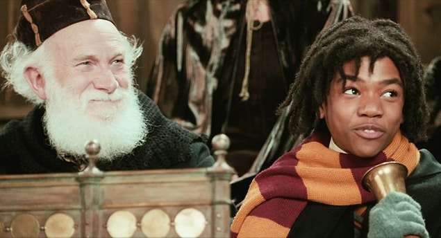 7. Oyuncu Tom Felton'ın büyükbabası Nigel Anstey filmin ilk kısmında ismi bilinmeyen bir Hogwarts profesörü olarak kısa süreliğine karşımıza çıkmıştı.