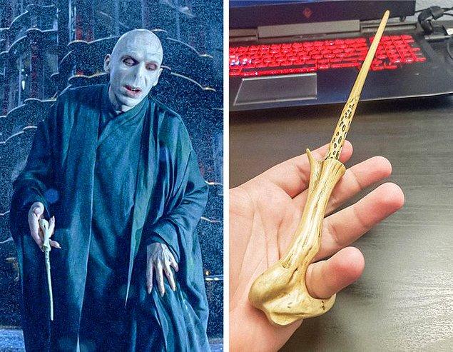 9. Lord Voldemort'u canlandıran oyuncu Ralph Fiennes hareketlerinin daha akışkan ve 'yılan gibi' olması için kendi asasının ucunda bir çengel olmasını rica etmiş.