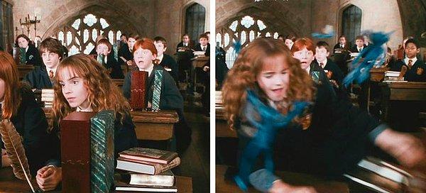 11. Profesör Lockhart'ın cinperileri sınıfa saldığı an Hermione öncelikle kitaplarını saklıyor çünkü cinperilerin karşılarına çıkan her şeyi dağıtıp parçaladığını biliyor.
