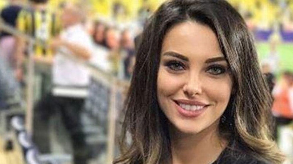 Tuvana Turkay Londra'da Yırtmaçlı Eteği İle Yürek Hoplattı!