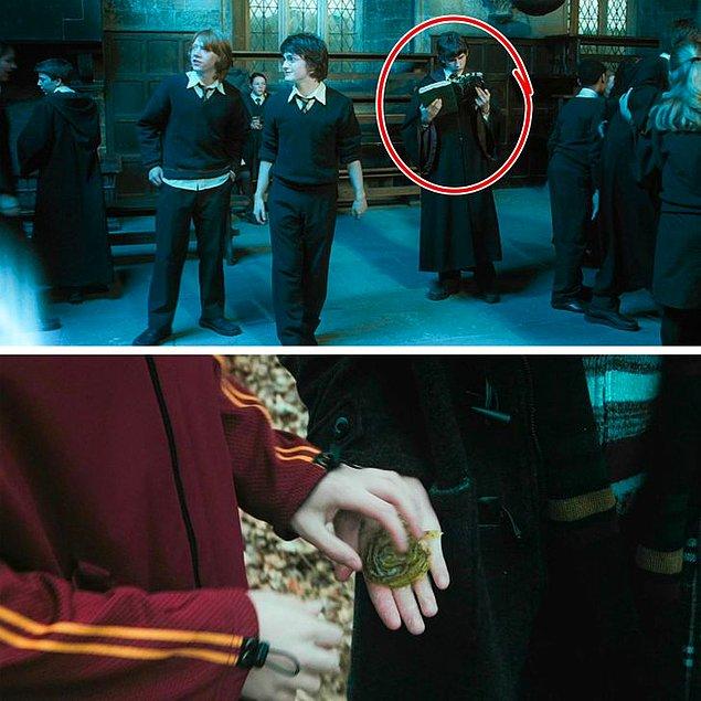 16. Tüm öğrencilerin isimlerini yazdırmak için beklediği sahnede Neville, Harry'ye ikinci görevinde yardımcı olacak kitabı okuyordu.
