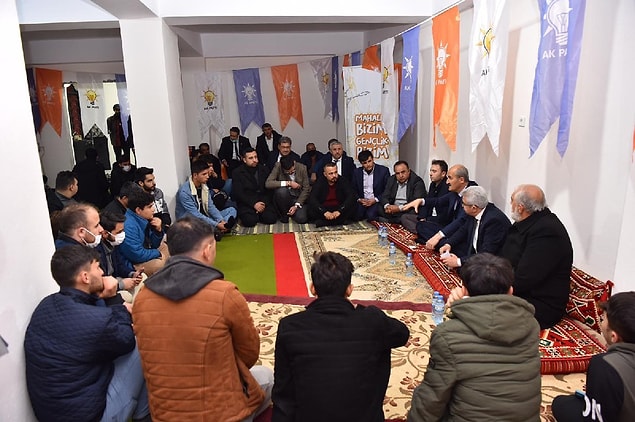 Eski halılar serildiği için cami havası oluşmuş