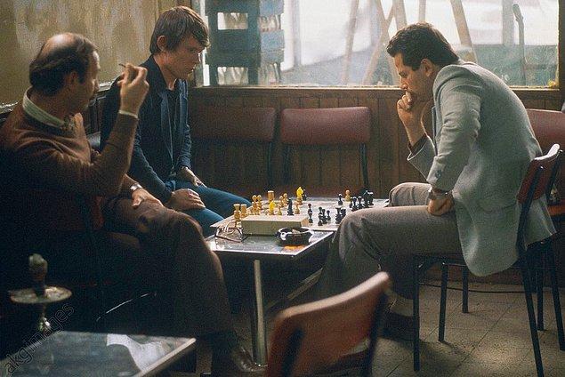 9. Kıraathanede satranç oynayan kişiler, İstanbul, 1982.
