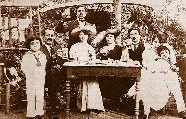 22. Bomonti Bira Fabrikası'nda bira içen aile, İstanbul, 1920.