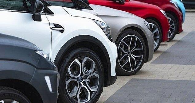 10. Türk lirasının her geçen gün daha da değersizleştiği şu günlerde birçok şey gibi araba almak da artık hayal oldu; belki de artık hayal bile değil! Döviz kuru zammı ve vergilerin artmasıyla otomobil piyasası artık kontrolden çıkmış durumda. Gelin hep birlikte sadece 10 günde araba piyasasında yaşanan değişime bakalım.