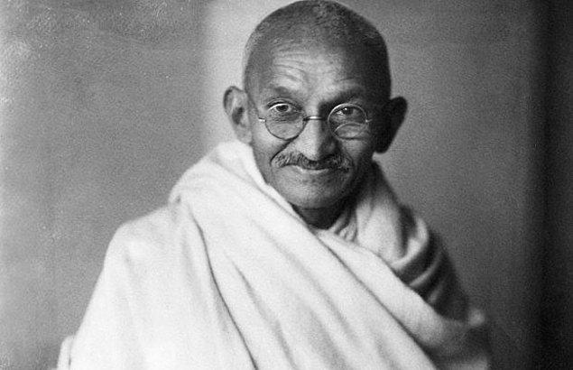 1. Kadınların yanında çıplak uyumasını isteyen Gandhi...