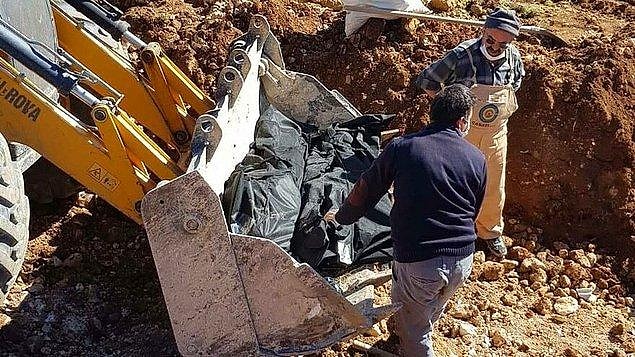 12. Adıyaman’ın Besni ilçesinde AKP’li Belediye, yol yapım çalışması için mezarlığın taşınmasına karar verdi. Dozerle gelişi güzel nakil işleminin yapıldığını belirten vatandaşlar 'Bu hareket 27 yıl önce Sırpların katlettiği Bosnalıları kepçelerle toplu mezara gömülmesini aratmıyor, yazıklar olsun' diyerek tepki gösterdi.