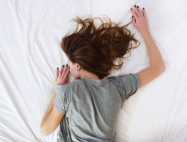 Az uyumak kadar fazla uyumak da diyabet, tansiyon gibi sağlık problemlerine yol açabileceği için her gün belli saatlerde ve yeterli uyumak en iyi seçenek olacaktır.