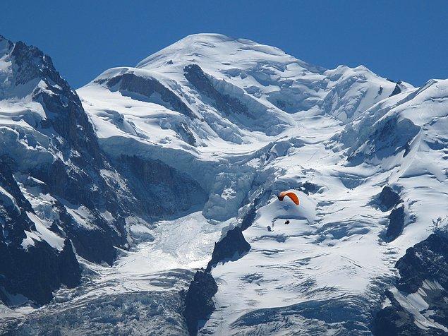 Fransa'nın en yüksek dağı Mont Blanc'ın eteklerinde zümrüt, safir ve yakut içeren bir sandık bulan Fransız bir dağcı, sandığı bulur bulmaz yetkililere gitmişti.