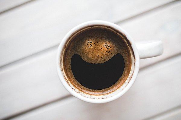 Kahvenin yiyeceklerin bağırsaklarımız içerisinde ilerlemesini sağlayan hormonları uyardığı da biliniyor.