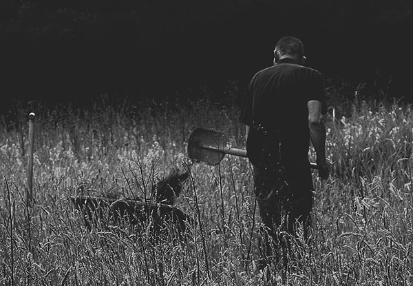 4. Копать ямы на заднем дворе ночью