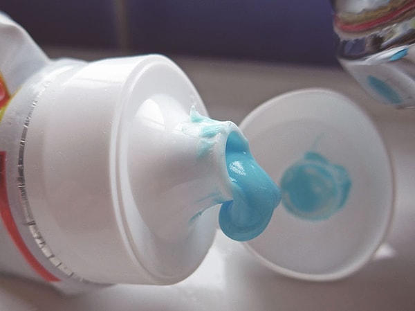 11. Выдавить зубную пасту прямо в рот, и затем почистить зубы