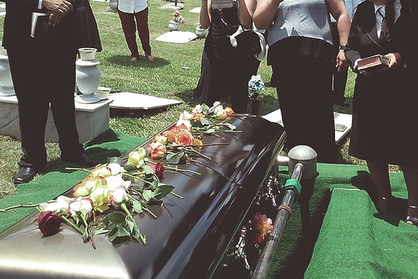 12. Включать песню "Нighway to hell" (Шоссе в ад) во время похорон